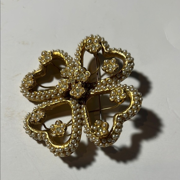 Elegant Gold and Pearl Heart Brooch signed Vendome. WA433